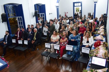 Sessão solene da Câmara Municipal em homenagem ao Dia Internacional da Mulher contou com a presença diversas autoridades e convidados