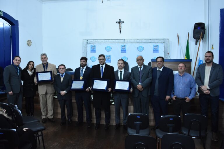 TÍTULOS DE CIDADÃO HONORÁRIO, BENÉMÉRITO E HOMENAGEM À ESCOLA “A MARÉ” MARCAM NOITE SOLENE NA CÂMARA